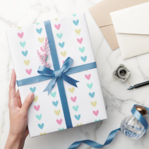 Sweet Pink und Blue Pastel Hearts in einer Reihe Geschenkpapier