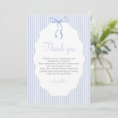Sweet Pinstriped Blue Bow Graduation Dankeskarte (Stehend Vorderseite)