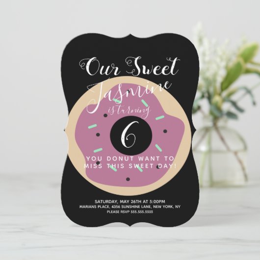 Sweet Pumpkin Sprinkle Donut Birthday Einladung (Stehend Vorderseite)