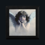Sweet Rosy Cheeked Vintag Angel in den Wolken Erinnerungskiste<br><div class="desc">Schönes Vintages Design eines süßen Engels mit weichen weißen Flügeln und rosigen Wangen,  die ihr Gesicht in den Händen halten. Friedlich und freundlich aussehen. Der Hintergrund ist mit weichen ätherischen Wolken gefüllt.</div>