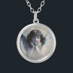 Sweet Rosy Cheeked Vintag Angel in den Wolken Versilberte Kette<br><div class="desc">Schönes Vintages Design eines süßen Engels mit weichen weißen Flügeln und rosigen Wangen,  die ihr Gesicht in den Händen halten. Friedlich und freundlich aussehen. Der Hintergrund ist mit weichen ätherischen Wolken gefüllt.</div>