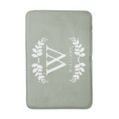 Sweet Sage Green Monogram Badematte (Vorderseite Vertikal)