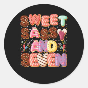 Sweet Sassy und Sieben Geburtstag 7 Jahre alt 7. G Runder Aufkleber