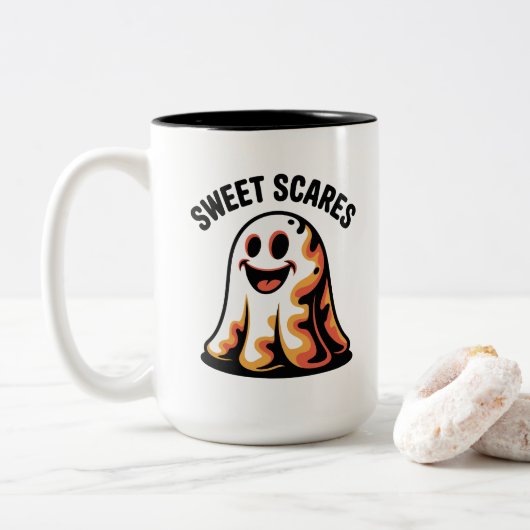 Sweet Scares Funny Ghost Halloween Tasse (Mit Donut)