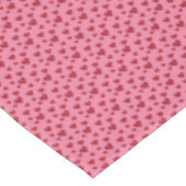 Sweet Scatter Hearts - Candy Pink & Red Tischdecke (Schrägansicht)