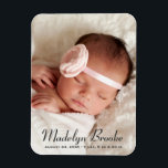 Sweet Script Baby Girl Foto Geburtsankündigung Magnet<br><div class="desc">Die Magnete für die Geburtsankündigung enthalten ein Foto,  das ein Portrait für Neugeborene mit einem schlichten und schicken Namen und einem Überlagerungsdesign für Geburtsstatistiken enthält. Personalisieren Sie Ihre Verlobung mit einem Foto und einem benutzerdefinierten Text. Die schwarze Textfarbe aus Kohle kann geändert werden.</div>