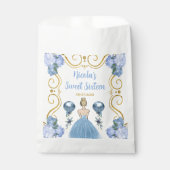 Sweet Sixteen Blonde Princess in Dusty Blue Geschenktütchen (Vorderseite)