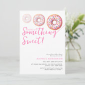 Sweet Sprinkle Donuts Moderne Girl Baby Dusche Einladung (Stehend Vorderseite)