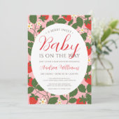 Sweet Strawberry Floral Vine Pink Girl Babydusche Einladung (Stehend Vorderseite)