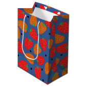 Sweet Strawberry Mittlere Geschenktüte (Vorderseite Schrägansicht)