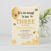 Sweet to Bee Three Honeycomb Bees Third Birthday Einladung (Stehend Vorderseite)