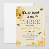 Sweet to Bee Three Honeycomb Bees Third Birthday Einladung (Vorne/Hinten)
