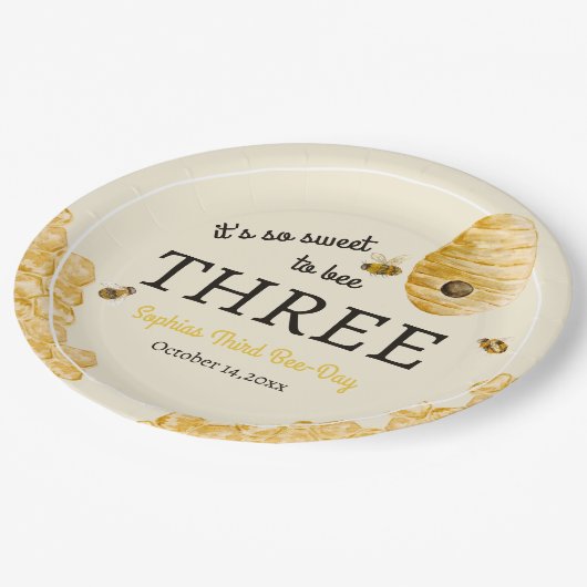 Sweet To Bee Three Third Birthday Bees Honeycomb Pappteller (Schrägansicht)