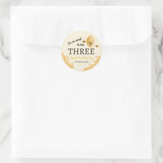Sweet To Bee Three Third Birthday Bees Honeycomb Runder Aufkleber (Tasche)
