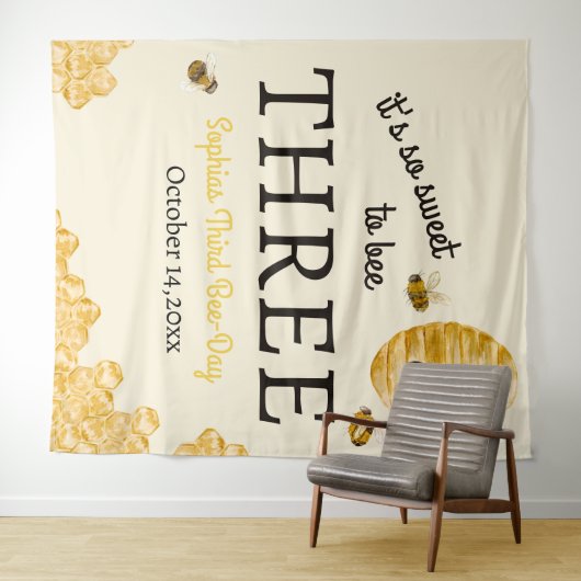 Sweet To Bee Three Third Birthday Bees Honeycomb Wandteppich (Beispiel (Horizontal))