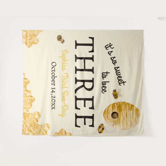 Sweet To Bee Three Third Birthday Bees Honeycomb Wandteppich (Vorderseite (Horizontal))