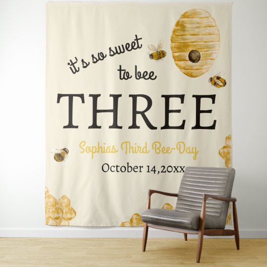 Sweet To Bee Three Third Birthday Bees Honeycomb Wandteppich (Beispiel)