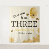 Sweet To Bee Three Third Birthday Bees Honeycomb Wandteppich (Vorderseite)