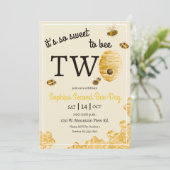 Sweet to Bee Two Honeycomb Bees Second Birthday Einladung (Stehend Vorderseite)