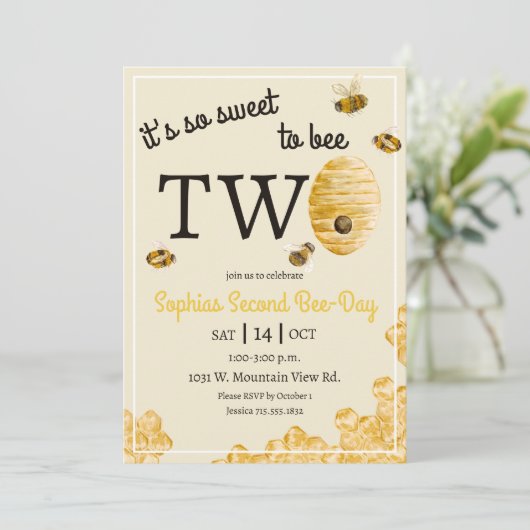 Sweet to Bee Two Honeycomb Bees Second Birthday Einladung (Stehend Vorderseite)