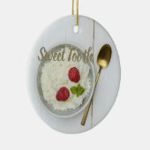 Sweet Tooth Reis Pudding mit Himbeeren Nachtisch Keramik Ornament (Rechts)