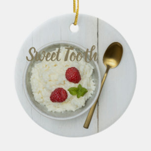 Sweet Tooth Reis Pudding mit Himbeeren Nachtisch Keramik Ornament