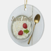 Sweet Tooth Reis Pudding mit Himbeeren Nachtisch Keramik Ornament (Links)
