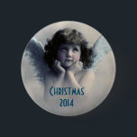 Sweet Vintag Angel Christmas Memento Button<br><div class="desc">Ein schönes Weihnachtsmemento. Schönes Vintages Design eines süßen Weihnachtsengels mit weichen weißen Flügeln und rosigen Wangen, die ihr Gesicht in den Händen halten. Friedlich und freundlich aussehen. Der Hintergrund ist mit weichen ätherischen Wolken gefüllt. Text sagt Weihnachten 2014 und Sie können anpassen / personalisieren / löschen Sie den Text, wie...</div>