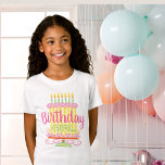 Sweet Whimsical Birthday Girl T-Shirt<br><div class="desc">Gib deinem Geburtstagsmädchen die Aufmerksamkeit,  die sie hat,  und mache ihren Tag mit diesem skurrilen Geburtstagsmädchen-T - Shirt ganz besonders. Pinks grün und gelb machen diesen Geburtstagskuchen super süß.</div>