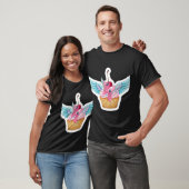 Sweet Whimsy: Cupcake mit Wings T - Shirt Design (Unisex)