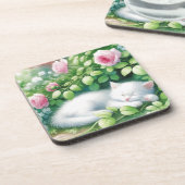 Sweet White Kitten Napping unter der Rose Bush Getränkeuntersetzer (Linke Seite)