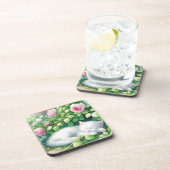 Sweet White Kitten Napping unter der Rose Bush Getränkeuntersetzer (Rechte Seite)