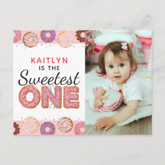 SWEETEST EIN Pink Iced Donuts Erstes Geburtstags-F Einladungspostkarte