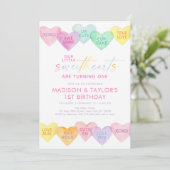 Sweetheart Pastel Rainbow Hearts Twin Birthday Einladung (Stehend Vorderseite)