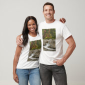 Swift River, der durch Felsen zieht T-Shirt (Unisex)