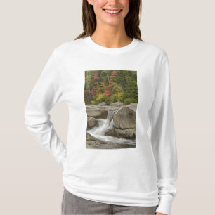 Swift River, der durch Felsen zieht T-Shirt