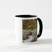 Swift River, der durch Felsen zieht Tasse (VorderseiteRechts)