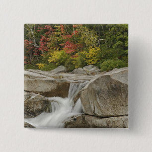 Swift River, die durch Felsen fließt, Weiß Button