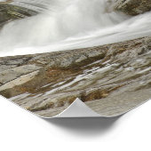 Swift River kaskadiert durch Felsen, White Poster (Ecke)