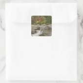 Swift River kaskadiert durch Felsen, White Quadratischer Aufkleber (Tasche)