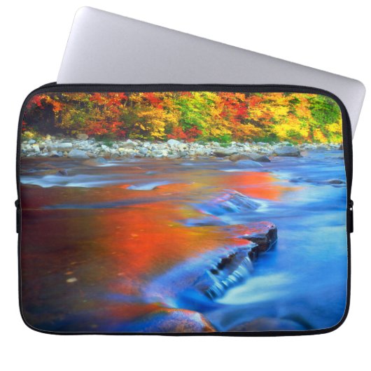 Swift River mit herbstlichen Farben Laptopschutzhülle (Vorderseite)