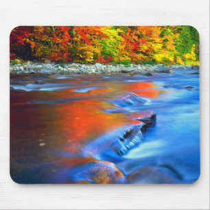 Swift River mit herbstlichen Farben Mousepad