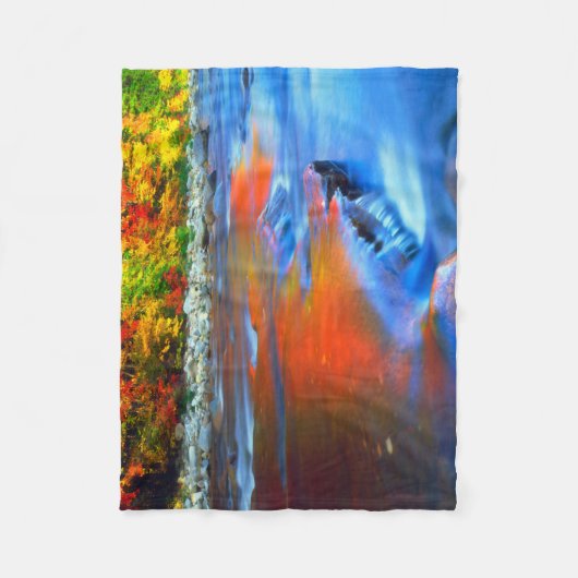 Swift River reflektiert Herbstfarben Fleecedecke (Vorderseite)