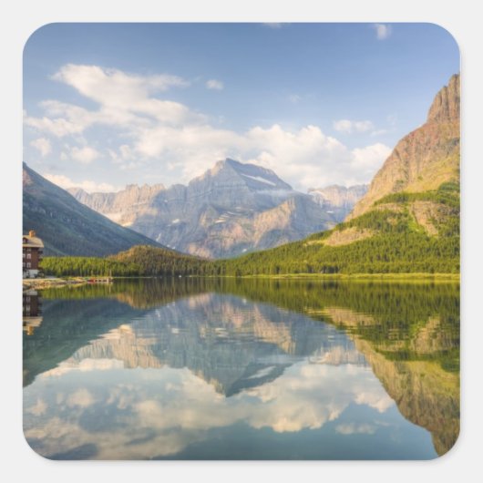 Swiftcurrent Lake mit vielen Glacier Hotel und Quadratischer Aufkleber (Vorderseite)
