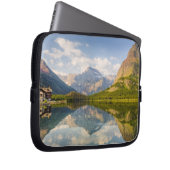 Swiftcurrent Lake mit vielen Glacier Hotels und Laptopschutzhülle (Vorne Rechts)