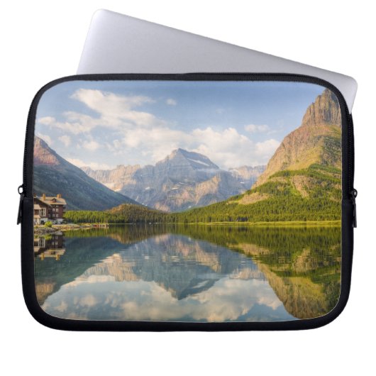 Swiftcurrent Lake mit vielen Glacier Hotels und Laptopschutzhülle (Vorderseite)