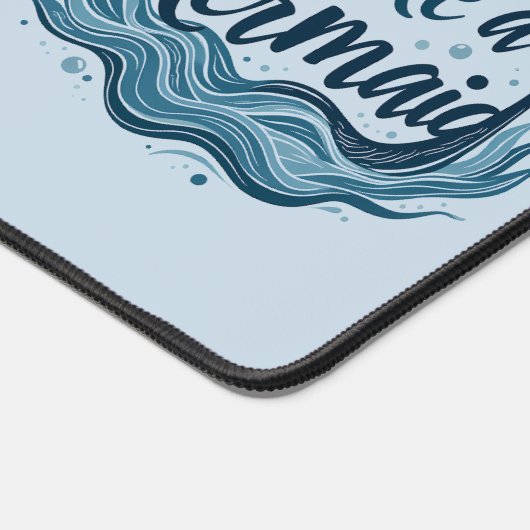 Swim wie ein Meerjungfrau-Zitat Kunst Schreibtischunterlage (Ecke)