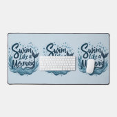 Swim wie ein Meerjungfrau-Zitat Kunst Schreibtischunterlage (Tastatur & Maus)