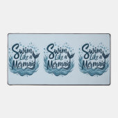 Swim wie ein Meerjungfrau-Zitat Kunst Schreibtischunterlage (Vorderseite)