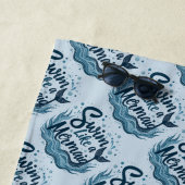 Swim wie ein Meerjungfrau-Zitat Kunst Strandtuch (Beispiel)